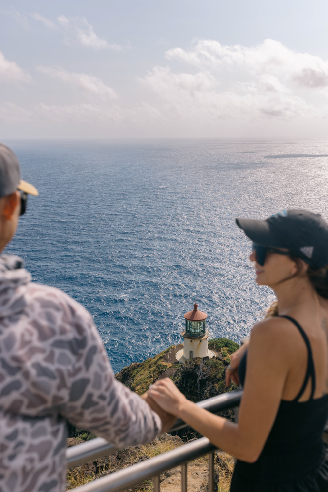 Couple overlooking Makapuʻu Lighthouse