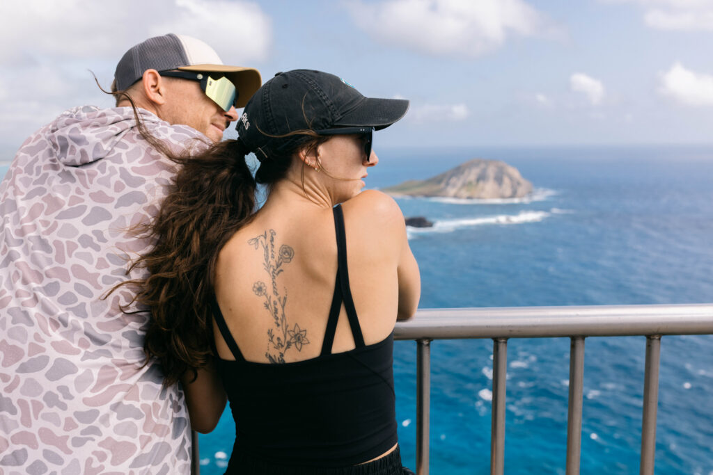 Couple overlooking Makapuʻu Lookout in Oahu